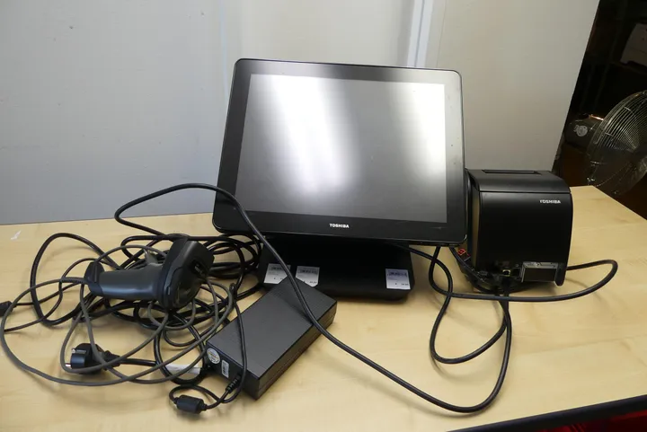 Toshiba POS-Touchscreen-Terminal mit Bondrucker, Scanner, Netzteil und Kabeln